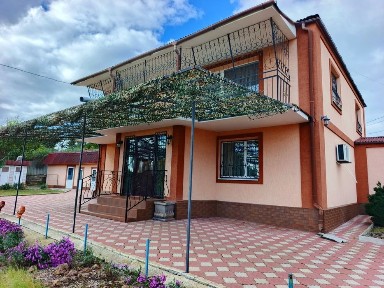 Двоповерховий будинок район Богопіль з виглядом на річку