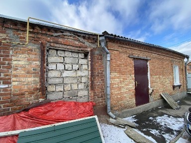 Половину будинку біля автовокзалу