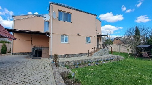 Продаж двоповерхового будинку