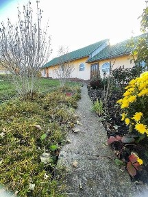 Ідеальний бізнес-об'єкт! Садиба 53 сот. Тлумач (траса ІФ-Городенка) : 2 будинки, ставок