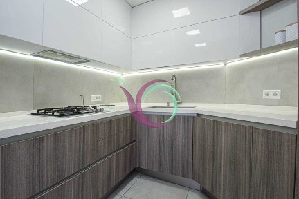 3-к. квартира з кухнею-студією та ремонтом за вул. Торговиця