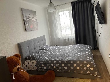 3-кімнатна квартира подобово 70 м², Набережна Перемоги вул., 78
