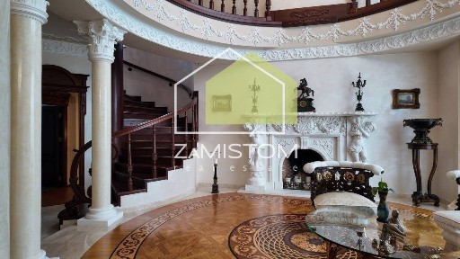 Продаж котеджу 680 м²