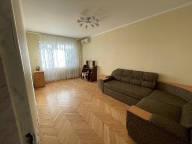 Київ, Ревуцького вул., 10/2