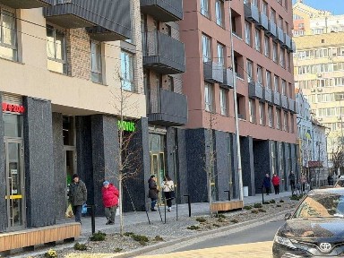 Фасад поруч з супермаркетом Novus