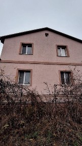 Сучасний будинок з великою ділянкою
