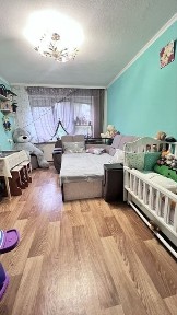 Продам квартиру гостиного типу на 101-му біля Епіцентру