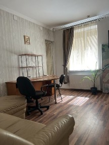 Приміщення в центрі міста, інд. опалення, фасадний вхід, вікна.