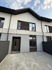 Таунхаус з газом в центрі міста, передній і задній двір