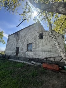 Продам 2-поверховий цегляний будинок