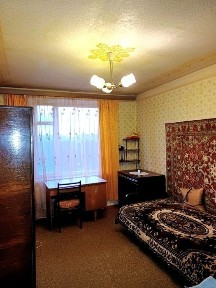 Продам 3 кімн. квартиру біля метро 