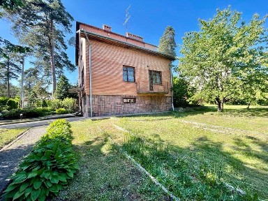 Продаж будинку у Брюховичах зі земельною ділянкою 16 сотих біля озер