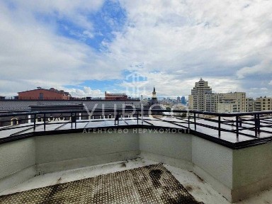 Оренда офісу з терасою 180.5 м. кв. Метро Золоті Ворота.