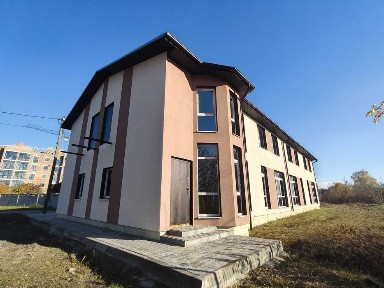 Котедж, таунхаус - здана в експлуатацію новобудова з власною ділянкою