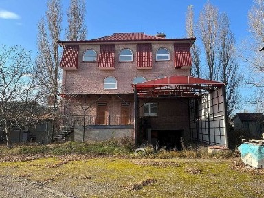 Здається в оренду трьох поверхова будівля та територія