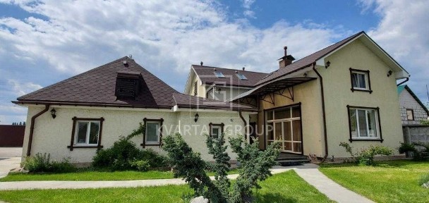 Унікальна автономна резиденція площею 270+ м² на розкішній ділянці 0,5 гектара з власним великим басейном-ставком!