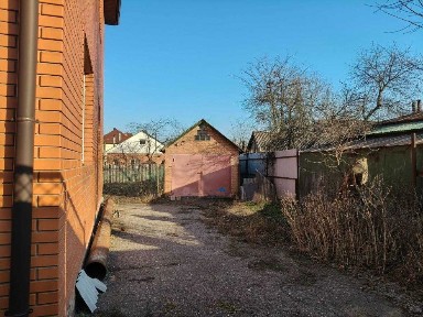Дом из красного кирпича, все коммуникации центральные. Є-відновлення +