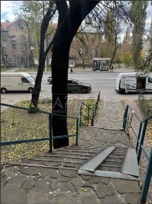 Продаж фасадного приміщення в Голосіївському р-ні, вул. Васильківська, 8 - 61 кв. м.