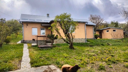Затишний будинок з ділянкою для комфортного життя у Львові.