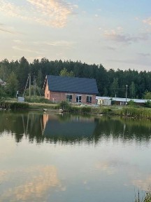 Дом с большим участком и озерами в лесу
