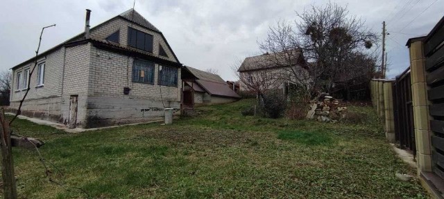 Добротний цегляний будинок у мальовничому місці. с. Бедряги (Буди)