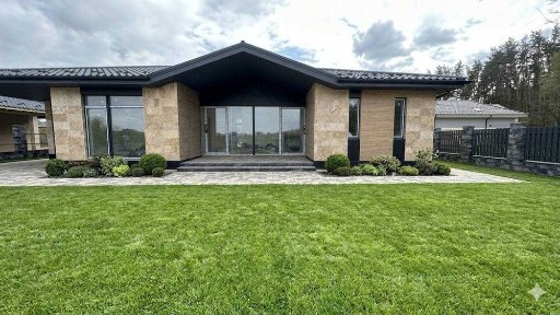 Шикарний будинок з травертином у Блиставиці біля лісу - 130 м² на 7 сотках