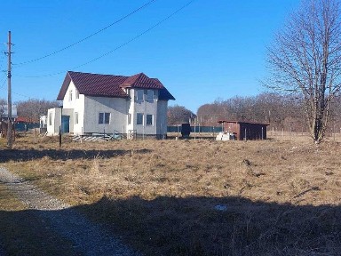 Будинок в с. Майдан, поблизу центральної дороги.