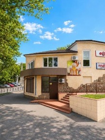 На продаж магазин непродовольчих товарів та кафе з літнім майданчиком