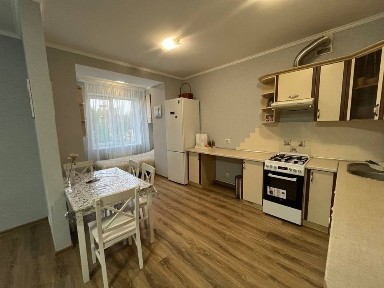 Продам власну 1 кімнатну квартиру біля Срібних Лелек