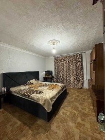 Продам 2-кімнатну квартиру у житловому стані, вул. Новоорловська, 2б