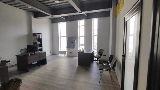Офіс з новим ремонтом в сучасному бізнес центрі.
