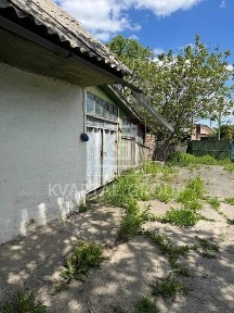 Продаж житлового будинку в гарній та затишній локації поруч із природою