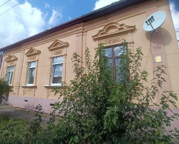 КВАРТИРА: 94кв. м,ЦЕНТР, ІСТОРИЧНА ЗАБУДОВА, відмінний стан, підвал 45кв. м.