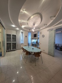 Продаж простої 7 кім. квартири. Центр Києва. Вул. Б. Хмельницкого 41.