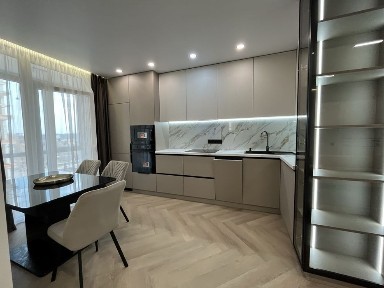 Продається великої площі 2квартира в ЖК Manhattan Up з басейном на даху, в районі озера. Щикарна укомплктована, ніхто не проживав.