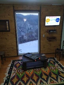 здаються будиночки в Карпатах з краєвидом
