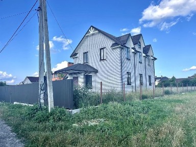 Продам будинок з гаражем на великій ділянці