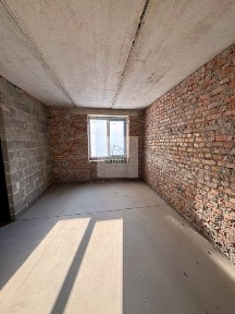 Продам простору 2-кімнатну квартиру у центрі міста
