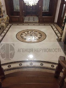 Продається триповерховий будинок.