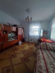 Будинок в центрі с. Уладівка Літинського р-ну. Асфальт, сад, город.