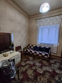 Продаж 3-К, 1-й, закритий двір, автономне газ. опал. Є 2 гаражі