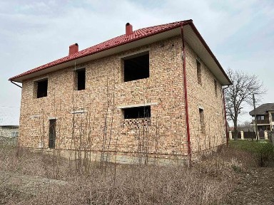 Сучасний особняк біля міста.