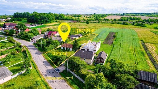 Ділянка з будинком в с. Коршів.