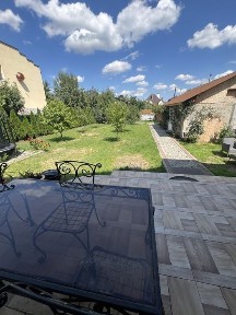 Будинок + озеро + басейн = ідеальний простір для життя