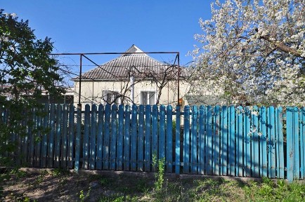 Будинок на початку с. Пищики, город в річку!