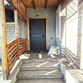 Після кап. ремонту цегляний будинок, м. Дніпро, поряд