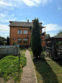 Продам просторий д! м, гарно розташованиій, поруч л! с, р! чка.