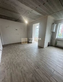 Продаж просторої 1-кімнатної квартири 52.4 м2 з частковим ремонтом в центі міста