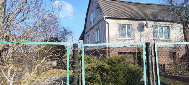 Продається частина будинку. Три роздільні кімнати. Гараж. 10 соток приват\землі