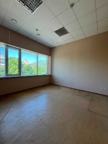 Здається в довгострокову оренду офісне приміщення 18 м² в центрі міста!